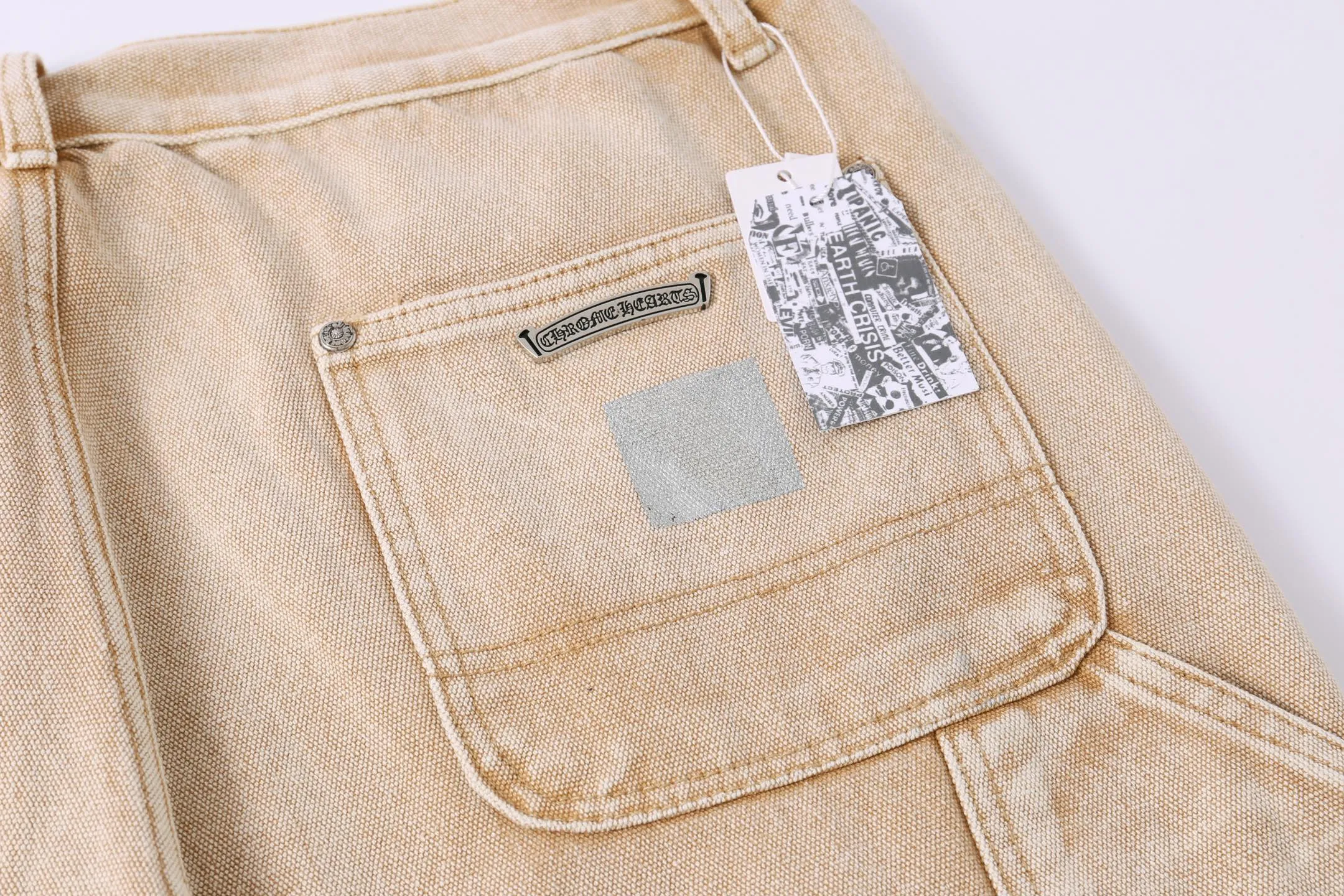 p310 Style number: H886 Crow Heart & 𝐂𝐡𝐫𝐨𝐦𝐞 𝐇𝐞𝐚𝐫𝐭 ss25 new Fontainebleau limited workwear logging pants leopard print orange star patchwork couple style loose jeans. Styles with different washed textures are very friendly to people with thin legs. The slightly flared version perfectly modifies the leg shape. The timeless and moderate length makes it easy to match and match. It is the basis for various styles and is a must-have in your wardrobe! The fabric is stiff but also makes the upper body soft without losing texture. The washing process is even more perfect. It is a must-have item for everyone! ! ! Washed wheat, tag, pants label, three labels complete Color: Khaki Size: 28-30-32-34-36